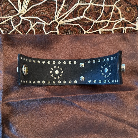 Black leather cuff. - Picture 5 of 9